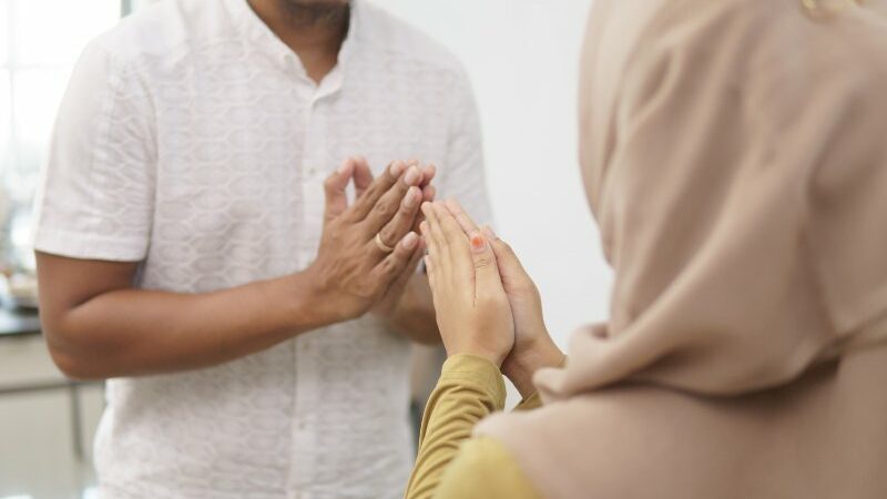 Cekricek.id – Lebaran memang menyenangkan dan harus disambut dengan suka cita, namun bagi kaum jomblo hal tersebut mungkin menjadi sumber keresahan. Pasalnya, ketika merayakan Hari Raya Idul Fitri, biasanya sanak keluarga akan berkumpul atau berkunjung. Ketika pembicaraan dibuka, berbagai pertanyaan menohok tentang jodoh biasanya menjadi sesutau yang sulit dihindari.