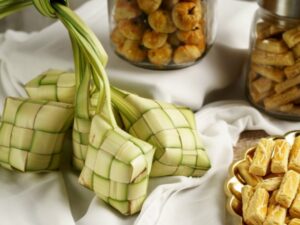 Cekricek.id, Kesehatan – Lebaran Idul Fitri bisa disebut juga momen spesial sebagai surganya makanan enak. Mulai dari kue kering hingga hidangan berat yang disajikan beraneka macam dan dalam porsi besar oleh setiap keluarga. Tak jarang, orang-orang memanfaatkannya untuk menyenangkan perut masing-masing.