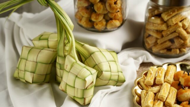 Cekricek.id, Kesehatan – Lebaran Idul Fitri bisa disebut juga momen spesial sebagai surganya makanan enak. Mulai dari kue kering hingga hidangan berat yang disajikan beraneka macam dan dalam porsi besar oleh setiap keluarga. Tak jarang, orang-orang memanfaatkannya untuk menyenangkan perut masing-masing.