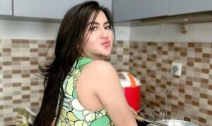 Cekricek.id, Berita Seleb dan Berita Artis – Dianna Dee Starlight, selebgram cantik yang merambah dunia tarik suara ini sukses menarik banyak perhatian dari netizen lewat unggahan terbaru di media sosialnya. Dia membagikan foto saat dirinya tengah memasak makanan di dapur.