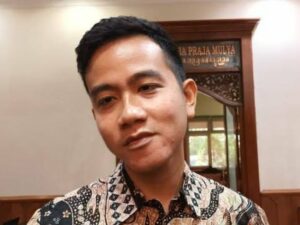 Cekricek.id, Berita Seleb dan Berita Artis – Putra Sulung Presiden Joko Widodo, Gibran Rakabuming Raka dikenal sebagai tokoh publik yang suka anime. Beberapa kali dalam video conference, dia kerap menjadikan poster salah satu animasi Jepang tersebut sebagai background visualnya.