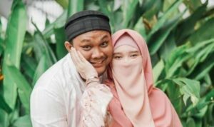 Cekricek.id, Berita Seleb dan Berita Artis – Istri dari penyanyi Virgoun, membeberkan keburukan sang suami yang ketahuan berselingkuh. Lewat media sosialnya, perempuan yang dikenal memakai cadar itu membagikan isi sejumlah tangkapan layar chat milik suaminya dengan seseorang yang tidak disebutkan namanya.