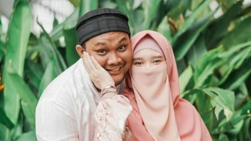 Cekricek.id, Berita Seleb dan Berita Artis – Istri dari penyanyi Virgoun, membeberkan keburukan sang suami yang ketahuan berselingkuh. Lewat media sosialnya, perempuan yang dikenal memakai cadar itu membagikan isi sejumlah tangkapan layar chat milik suaminya dengan seseorang yang tidak disebutkan namanya.