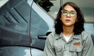 Cekricek.id, Film – Iqbaal Ramadhan, aktor muda nan tampan yang sukses besar lewat perannya sebagai Dilan. Sebelum terkenal sebagai seorang pemeran, dia telah lebih dulu membesarkan namanya sebagai anggota dari boy group Coboy Junior ketika masih anak-anak, tepatnya pada tahun 2011 silam.