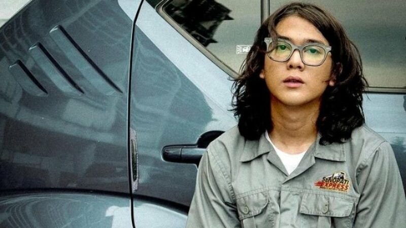 Cekricek.id, Film – Iqbaal Ramadhan, aktor muda nan tampan yang sukses besar lewat perannya sebagai Dilan. Sebelum terkenal sebagai seorang pemeran, dia telah lebih dulu membesarkan namanya sebagai anggota dari boy group Coboy Junior ketika masih anak-anak, tepatnya pada tahun 2011 silam.