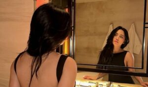 Cekricek.id, Berita Seleb dan Berita Artis – Rachel Vennya diejek oleh netizen setelah memamerkan bentuk punggunggnya lewat sebuah unggahan terbaru di media sosial. Dalam fotonya, selebgram cantik itu tampak mengenakan dress hitam dengan bagian belakang yang terbuka.