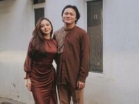 Cekricek.id, Berita Seleb dan Berita Artis – Mahalini terlihat begitu cantik dan anggun dengan balutan gamis yang dikenakan pada momen lebaran baru-baru ini. Meski seorang non muslim, namun dia juga ikut berkumpul bersama dengan keluarga kekasihnya, Rizky Febian.