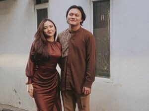 Cekricek.id, Berita Seleb dan Berita Artis – Mahalini terlihat begitu cantik dan anggun dengan balutan gamis yang dikenakan pada momen lebaran baru-baru ini. Meski seorang non muslim, namun dia juga ikut berkumpul bersama dengan keluarga kekasihnya, Rizky Febian.