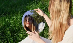 Cekricek.id - Hal yang kita sebut harga diri ini sangat memengaruhi cara kita memandang diri sendiri dan dunia di sekitar. Ini juga menjadi faktor dalam penyusunan kurikulum sekolah, praktik disiplin, pengembangan olahraga, dan bahkan manajemen kantor.