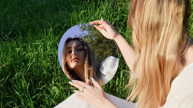 Cekricek.id - Hal yang kita sebut harga diri ini sangat memengaruhi cara kita memandang diri sendiri dan dunia di sekitar. Ini juga menjadi faktor dalam penyusunan kurikulum sekolah, praktik disiplin, pengembangan olahraga, dan bahkan manajemen kantor.