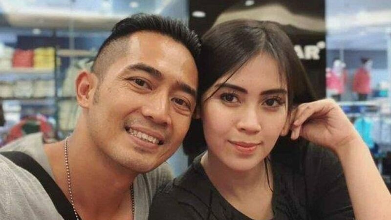 Cekricek.id, Berita Seleb dan Berita Artis – Yama Carlos, aktor dan model berusia 42 tahun itu sukses membuat gempar jagad maya berkat kemunculannya baru-baru ini. Kepada awak media, dia membeberkan bahwa istrinya, Arfita Dwi Putri telah berselingkuh.