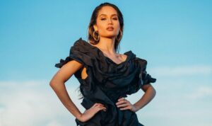 Cekricek.id, Berita Seleb dan Berita Artis – Cinta Laura dengan gaya elegannya membuat para penggemar semakin jatuh hati. Dalam pemotretan terbaru, aktris blasteran Indonesia dan Jerman tersebut tampil memukau dengan balutan dress hitam dan pemandangan tepi pantai. Dia pun menamakan gaya penampilan tersebut sebagai penyihir laut.