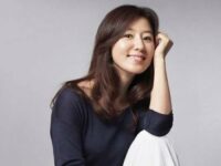 Cekricek.id, Berita Seleb dan Berita Artis – Kim Hee Ae, pemain utama di drakor The World of the Married menuai sanjungan atas foto-foto masa mudanya. Penampilannya yang cantik dan imut berhasil membelalakkan mata banyak orang terlebih wajahnya alami tanpa oplas.