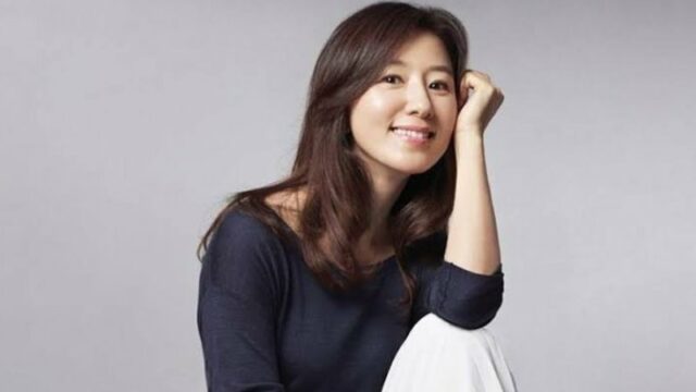 Cekricek.id, Berita Seleb dan Berita Artis – Kim Hee Ae, pemain utama di drakor The World of the Married menuai sanjungan atas foto-foto masa mudanya. Penampilannya yang cantik dan imut berhasil membelalakkan mata banyak orang terlebih wajahnya alami tanpa oplas.