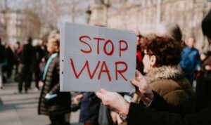 Cekricek.id – Buku The Art of War karya Sun Tzu tetap relevan sampao saat ini, karena pengarangnya mengakui konflik sebagai bagian universal dari kehidupan. Tidak Hanya berbicara tentang taktik pertempuran pada zamannya, dia juga berusaha untuk mengeksplorasi psikologi perang dan bagaimana kita dapat memanfaatkannya dengan bijak.