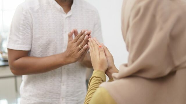 Cekricek.id, Musik – Lagu Selamat Hari Lebaran yang sering terdengar pada momen perayaan Idul Fitri setiap tahunnya ternyata diciptakan oleh Ismail Marzuki. Biasanya, yang sering didendangkan adalah bagian reff yang sampai saat ini masih terjaga kepopulerannya.