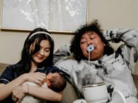 Cekricek.id, Berita Seleb dan Berita Artis – Marshel Widianto secara gamblang membeberkan awal mula perkenalannya dengan Cesen Eks JKT48 hingga akhirnya mereka menikah. Begitu juga dengan alasan di balik kabar pernikahannya yang selama ini sengaja dirahasiakan dari publik.