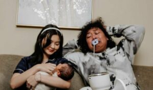 Cekricek.id, Berita Seleb dan Berita Artis – Marshel Widianto secara gamblang membeberkan awal mula perkenalannya dengan Cesen Eks JKT48 hingga akhirnya mereka menikah. Begitu juga dengan alasan di balik kabar pernikahannya yang selama ini sengaja dirahasiakan dari publik.