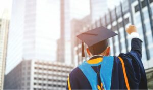 Cekricek.id – Finlandia, adalah salah satu negara maju yang memiliki sistem pendidikan bagus. Demi mengutamakan pendidikan untuk warganya, di sana bahkan diadakan kuliah gratis untuk seluruh mahasiswa. Tentu hal ini merupakan hal menakjubkan, mengingat di Indonesia sendiri banyak anak muda yang tak melanjutkan jenjang sekolah karena biaya.