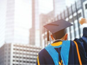 Cekricek.id – Finlandia, adalah salah satu negara maju yang memiliki sistem pendidikan bagus. Demi mengutamakan pendidikan untuk warganya, di sana bahkan diadakan kuliah gratis untuk seluruh mahasiswa. Tentu hal ini merupakan hal menakjubkan, mengingat di Indonesia sendiri banyak anak muda yang tak melanjutkan jenjang sekolah karena biaya.