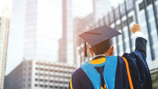 Cekricek.id – Finlandia, adalah salah satu negara maju yang memiliki sistem pendidikan bagus. Demi mengutamakan pendidikan untuk warganya, di sana bahkan diadakan kuliah gratis untuk seluruh mahasiswa. Tentu hal ini merupakan hal menakjubkan, mengingat di Indonesia sendiri banyak anak muda yang tak melanjutkan jenjang sekolah karena biaya.