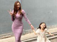 Cekricek.id Berita Artis dan Berita Seleb - Penampilan Aura Kasih dengan mengenakan pakaian ketat dan mencetak berhasil jadi perbincangan.