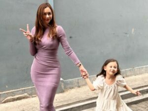 Cekricek.id Berita Artis dan Berita Seleb - Penampilan Aura Kasih dengan mengenakan pakaian ketat dan mencetak berhasil jadi perbincangan.