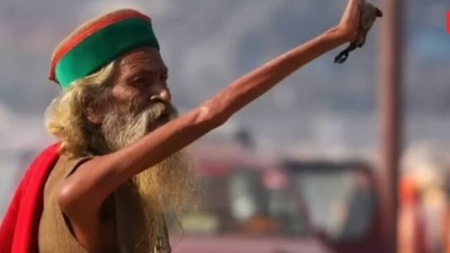 Cekricek.id, Berita Viral - Ada sebuah kisah unik mengenai seorang pertapa. Karena selama 49 tahun justru tak pernah menurunkan tangannya