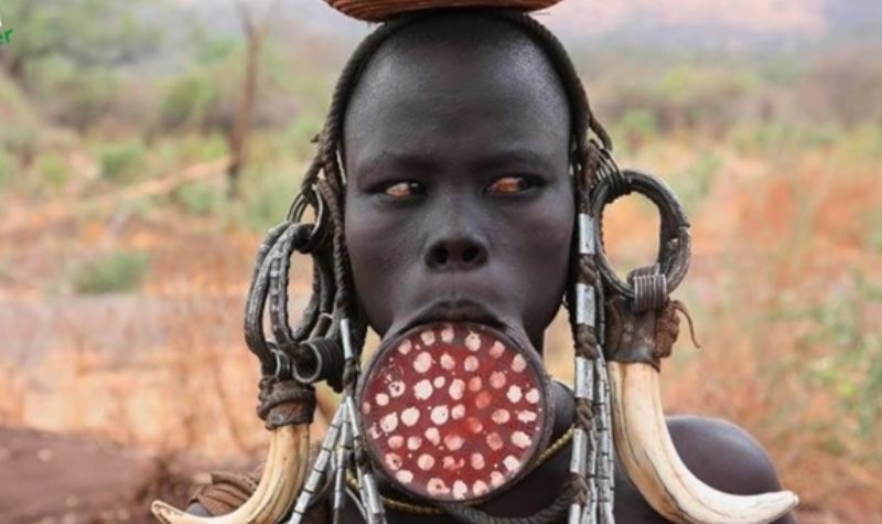 Cekricek.id, Kecantikan - Di berbagai wilayah terkadang memang ada standar kecantikan namun dianggap aneh lantaran tidak lazim. 