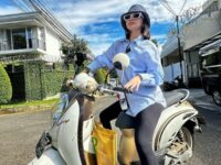 Cekricek.id, Berita Artis dan Berita Seleb - Netizen ramai membicarakan alasan mengapa Denise Chariesta menjual mobil, kini ke pasar naik motor