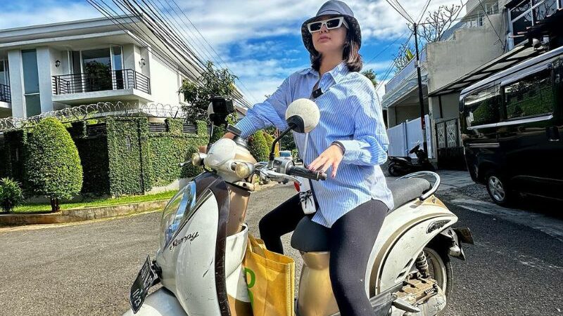 Cekricek.id, Berita Artis dan Berita Seleb - Netizen ramai membicarakan alasan mengapa Denise Chariesta menjual mobil, kini ke pasar naik motor
