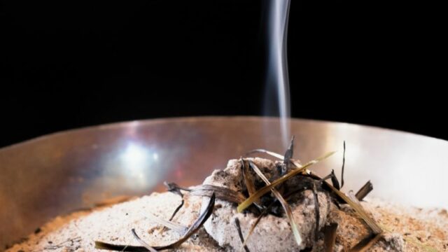 Cekricek.id, Portal Islam – Bagaimana hukumnya berdoa memakai kemenyan dalam ajaran islam, lalu bagaimana hukumnya dalam islam?