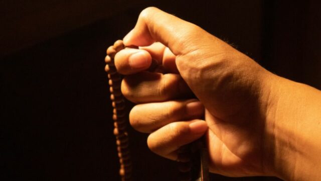 Cekricek.id, Portal Islam -  Banyak pertanyaan dari netizen berkaitan dengan waktu menambahkan doa dalam salat, bolehkah demikian?