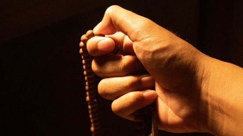 Cekricek.id, Portal Islam -  Banyak pertanyaan dari netizen berkaitan dengan waktu menambahkan doa dalam salat, bolehkah demikian?