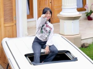 Cekricek.id, Berita Artis dan Berita Seleb - Selebgram populer Fuji memiliki rezeki yang tak habis-habis. Mendapatkan hadiah THR mobil mewah