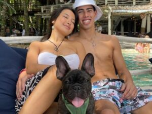 Cekricek.id, Berita Artis dan Berita Seleb - Netizen dibuat salfok ketika melihat Jennifer Coppen memamerkan kekasih tampannya.