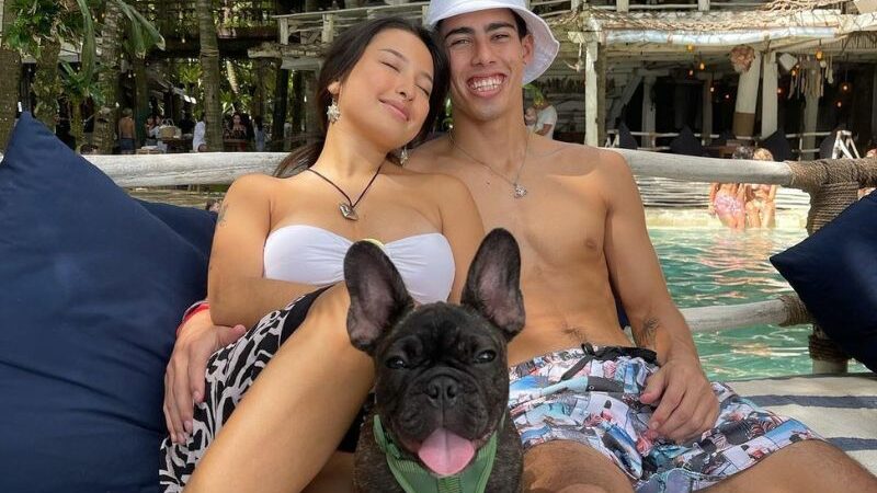 Cekricek.id, Berita Artis dan Berita Seleb - Netizen dibuat salfok ketika melihat Jennifer Coppen memamerkan kekasih tampannya.