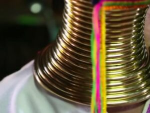 Cekricek.id, Kecantikan - Di berbagai wilayah terkadang memang ada standar kecantikan namun dianggap aneh lantaran tidak lazim.