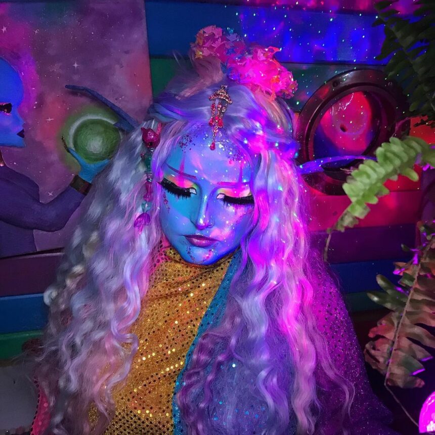 Cekricek.id, Berita Viral - Ada sebuah kisah unik mengenai seorang gadis penggila alien tapi merasa takut jika tubuhnya ditato.