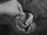 Cekricek.id, Portal Islam - Ada sebuah kisah unik mengenai seorang pria miskin yang bersedekah sebesar 1 dirham, esoknya jadi super kaya