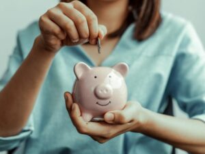 Cekricek.id, Asuransi - Demi bisa mendapatkan hidup tenang dan bebas semua orang wajib punya 3 jenis tabungan. Simak berbagai jenisnya