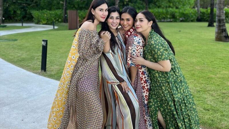 Cekricek.id, Berita Artis dan Berita Seleb - Artis cantik Nagita Slavina mengunggah potretnya bersama saudari beserta kedua iparnya