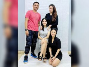 Cekricek.id, Berita Artis dan Berita Seleb - Lagi lagi kasihan melakukan Nita Gunawan ketika berfoto dengan sejumlah artis menjadi sorotan.