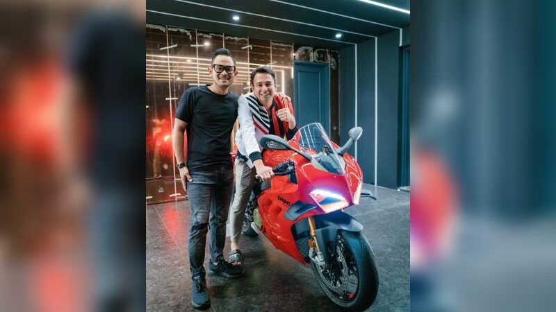 Cekricek.id, Berita Artis dan Berita Seleb - Presenter kondang Raffi Ahmad terlihat amat girang. Ketika mendapatkan hadiah berupa motor mewah