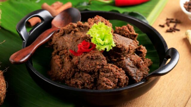 Cekricek.id, Kuliner - Sejumlah orang mungkin bertanya-tanya mengapa rendang bisa bertahan lama. Mengingat makanan ini mendunia