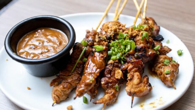 Cekricek.id, Kuliner - Nyatanya Indonesia memiliki banyak jenis sate yang ada di nusantara. Tentunya selain dari sate padang dan sate madura