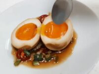 Cekricek.id, Kuliner - Dalam membuat telur rebus ala Jepang rupanya memiliki trik serta resep tertentu. Ini mungkin sedikit berbeda dari biasanya