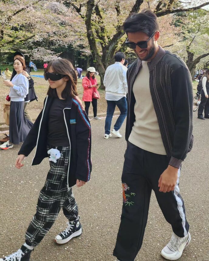 Cekricek.id, Berita Artis dan Berita Seleb - Belum lama ini Wulan Guritno membagikan potretnya saat sedang liburan bareng keluarga ke Jepang.