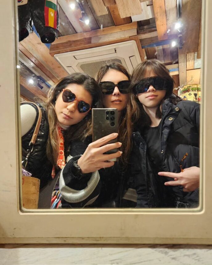 Cekricek.id, Berita Artis dan Berita Seleb - Belum lama ini Wulan Guritno membagikan potretnya saat sedang liburan bareng keluarga ke Jepang.