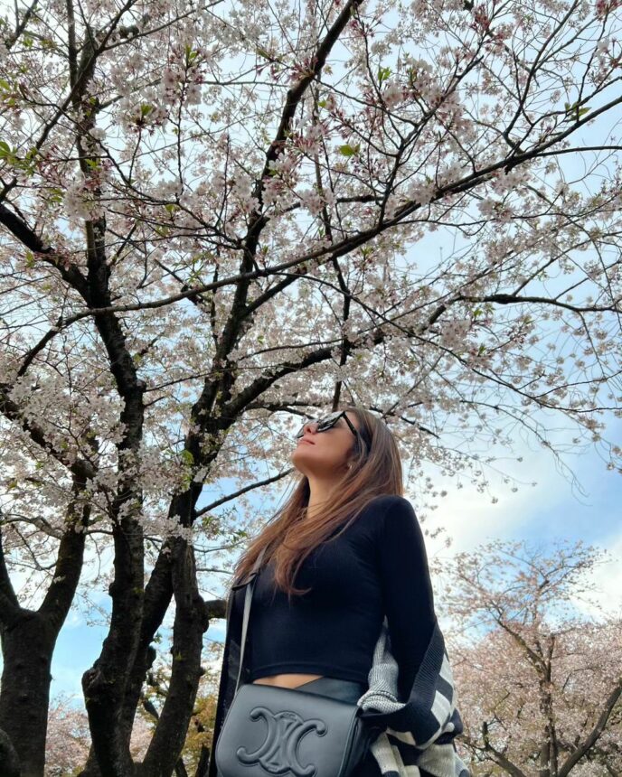 Cekricek.id, Berita Artis dan Berita Seleb - Belum lama ini Wulan Guritno membagikan potretnya saat sedang liburan bareng keluarga ke Jepang.